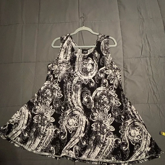 Jostar Chic Black and White Paisley Tank Top/Dress - Picture 6 of 7